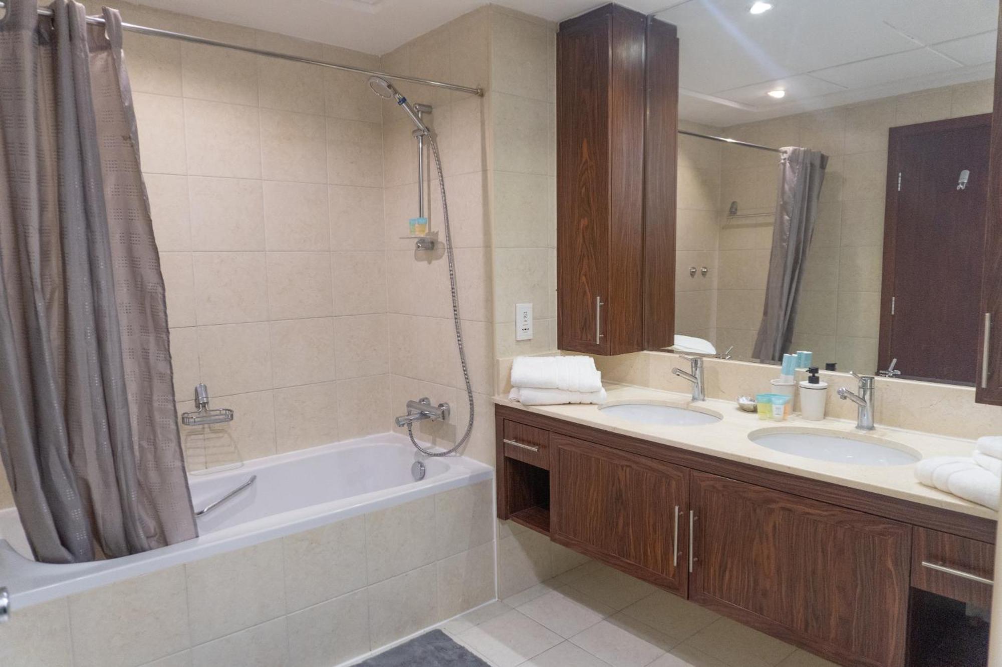 شقة Downtown Oasis, Burj Khalifa Views, Luxury Amenities دبي المظهر الخارجي الصورة