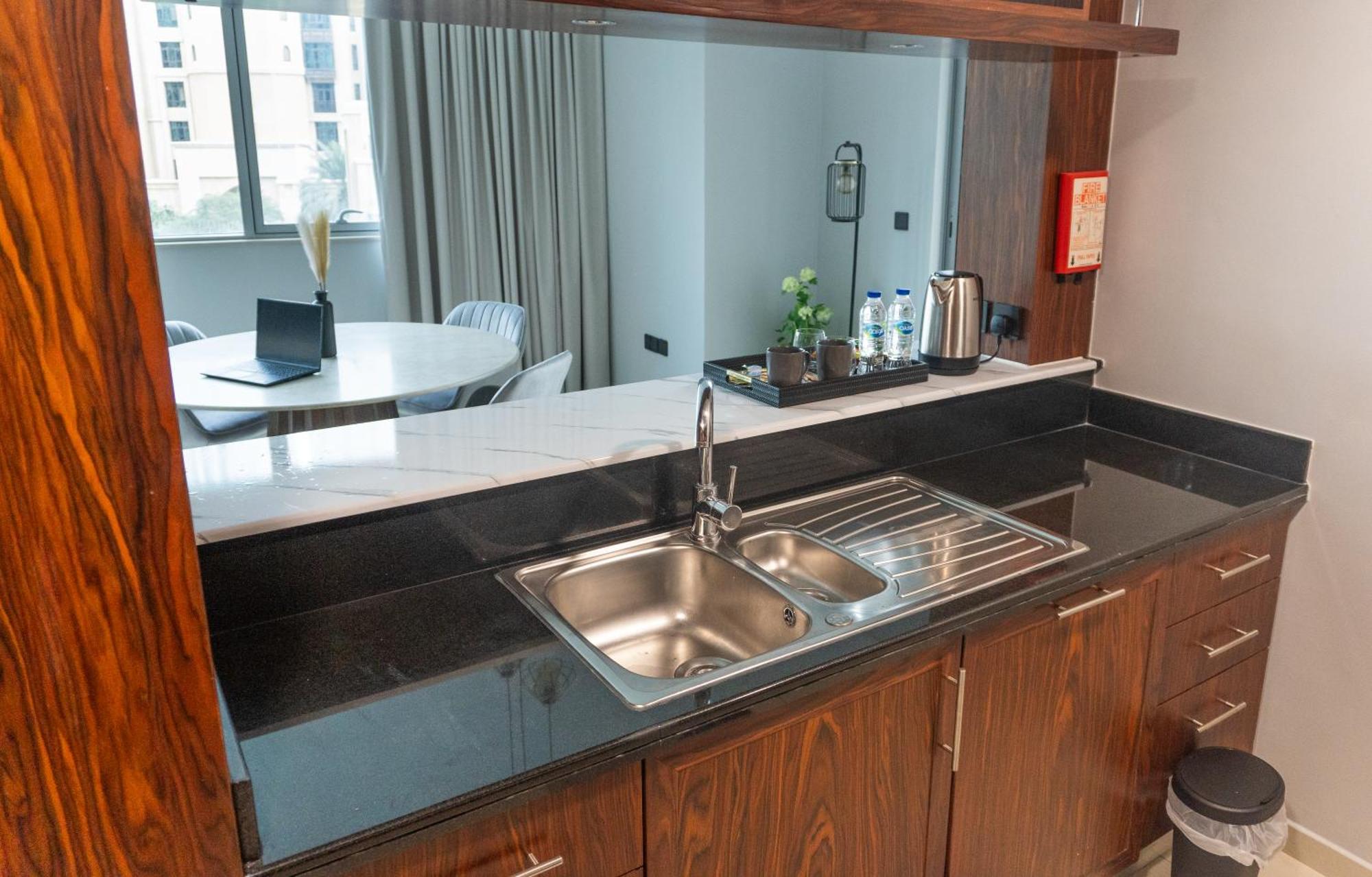 شقة Downtown Oasis, Burj Khalifa Views, Luxury Amenities دبي المظهر الخارجي الصورة