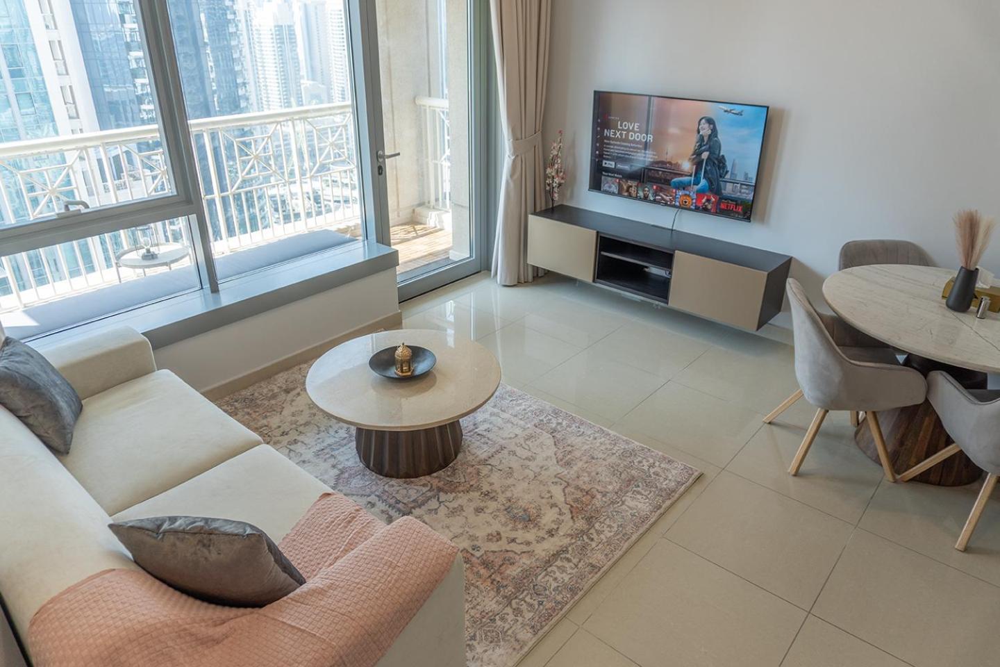شقة Downtown Oasis, Burj Khalifa Views, Luxury Amenities دبي المظهر الخارجي الصورة